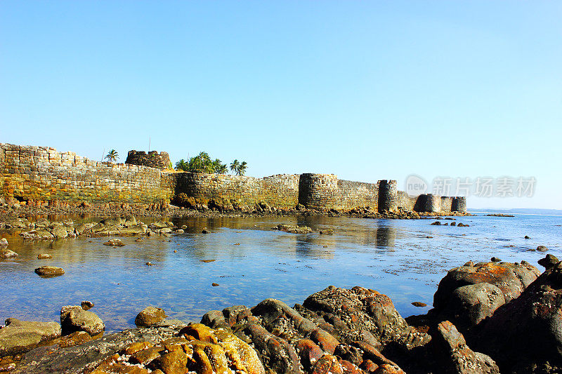 来自Shivaji时代的Sindhudurg Fort，位于印度马哈拉施特拉邦康坎的一个岛上